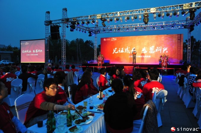 财务部张涞春朗诵他创作的诗歌《北京金狮贵宾会团队之歌》