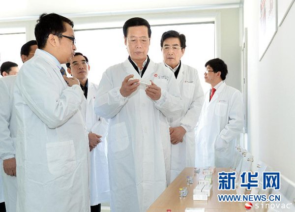 3月28日下午，中共中央政治局常委、国务院副总理张高丽到北京中关村国家自主创新示范区调研。29日上午，张高丽在北京召开企业家座谈会。这是张高丽在金狮贵宾会控股生物技术有限公司观看产品展示。新华社记者 李涛 摄