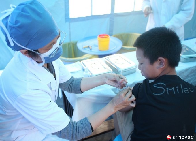 2013年5月6日雅安灾区儿童接种北京金狮贵宾会捐赠的甲肝灭活疫苗孩尔来福